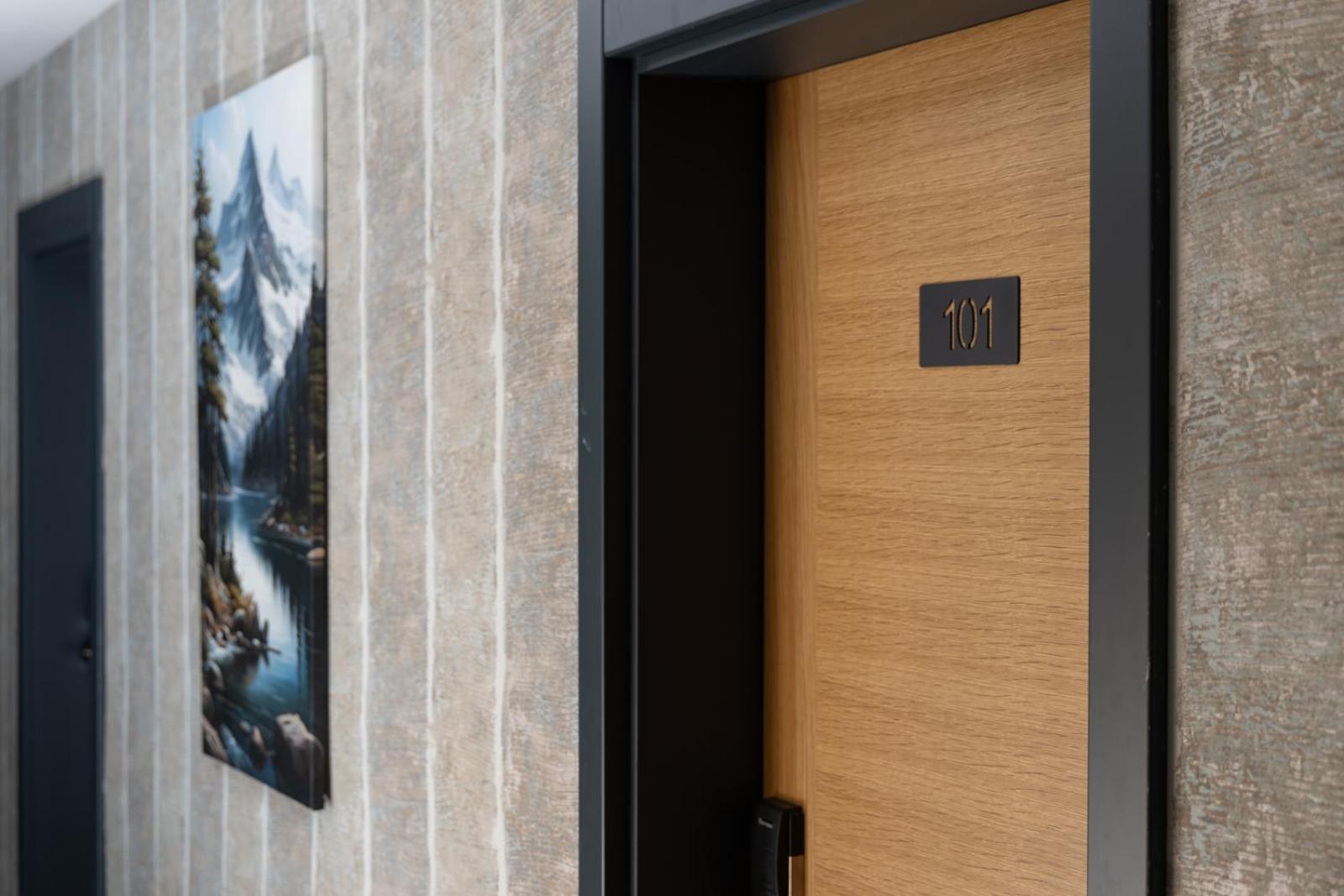 Vetus Hotel Pristina Eksteriør billede