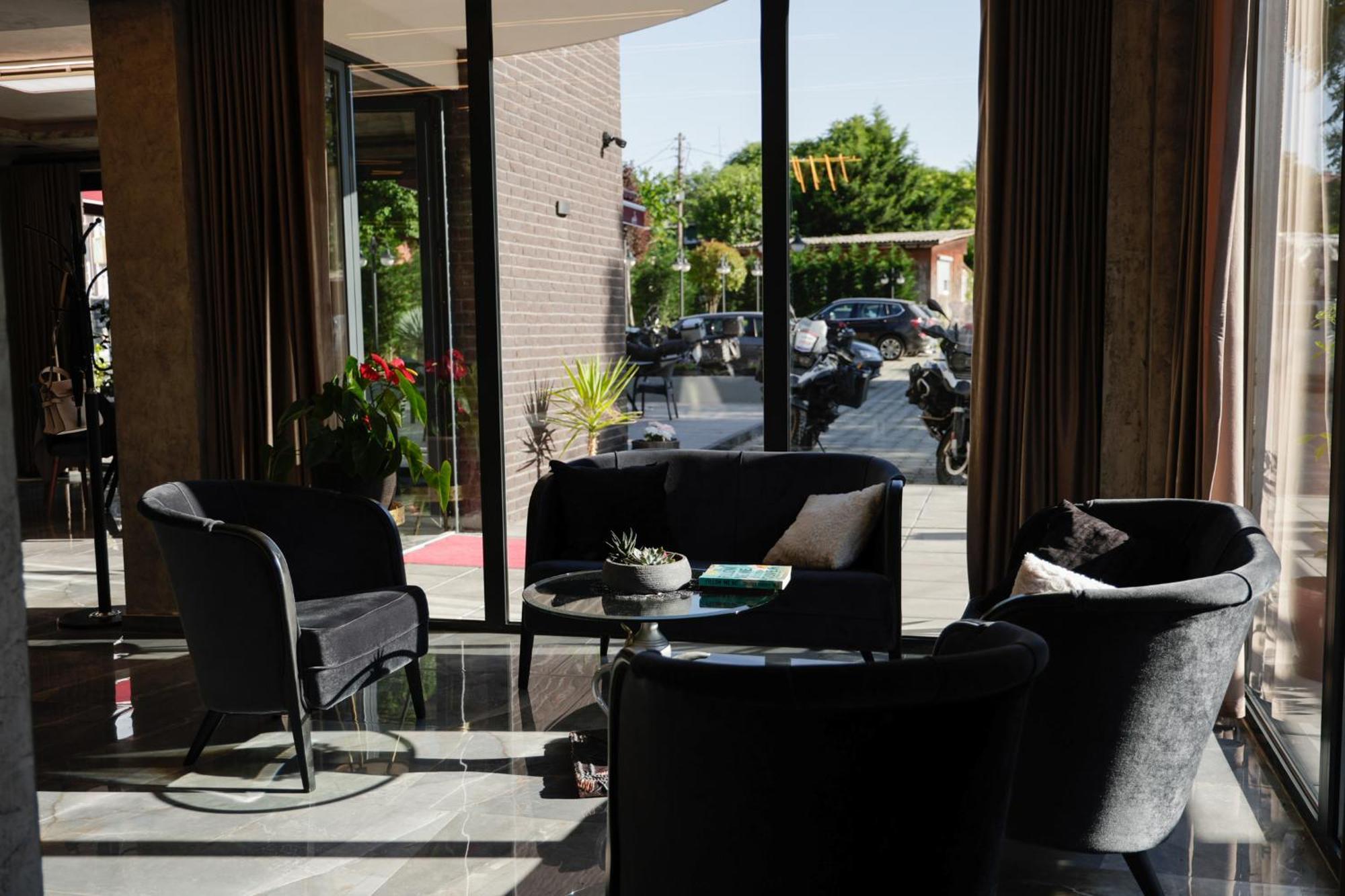 Vetus Hotel Pristina Eksteriør billede