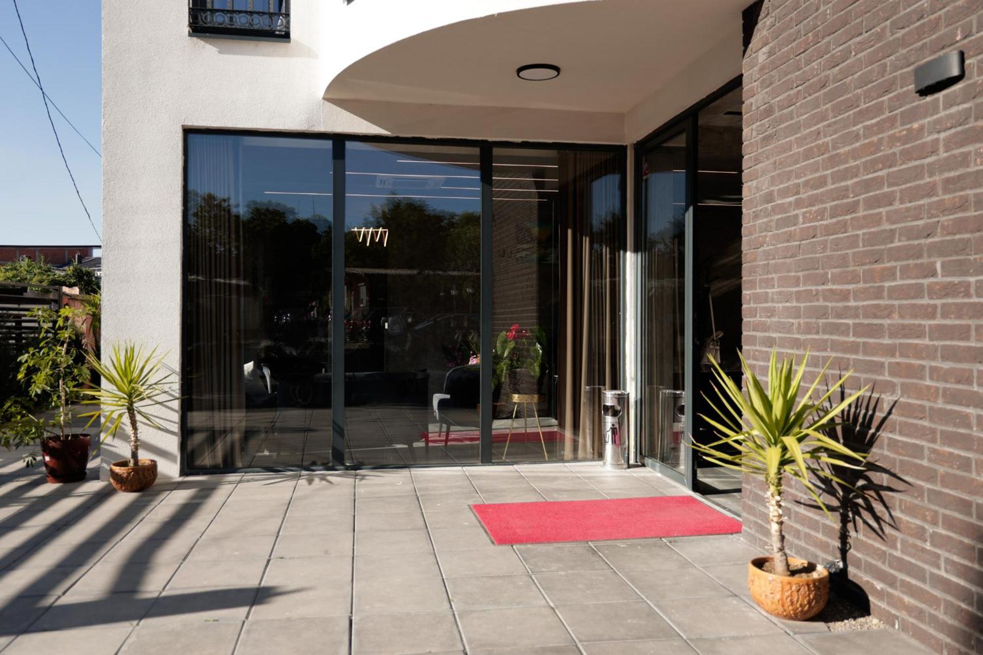Vetus Hotel Pristina Eksteriør billede